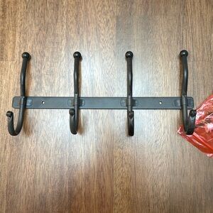 Decocrated 4 hook wall hanger